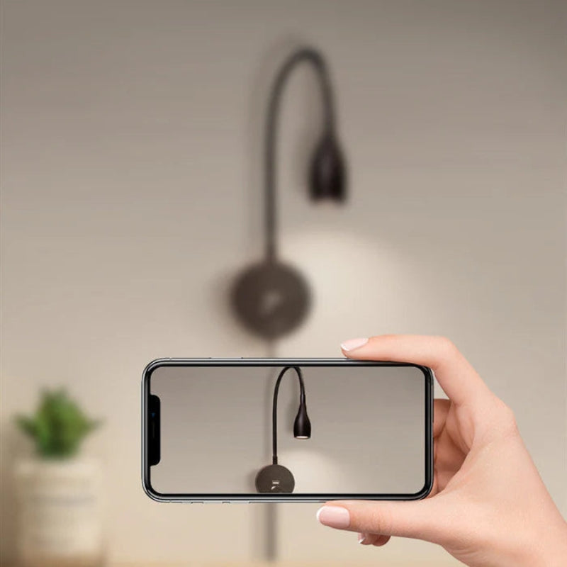 moderne wandlamp in interieur met verstelbare lichtkop