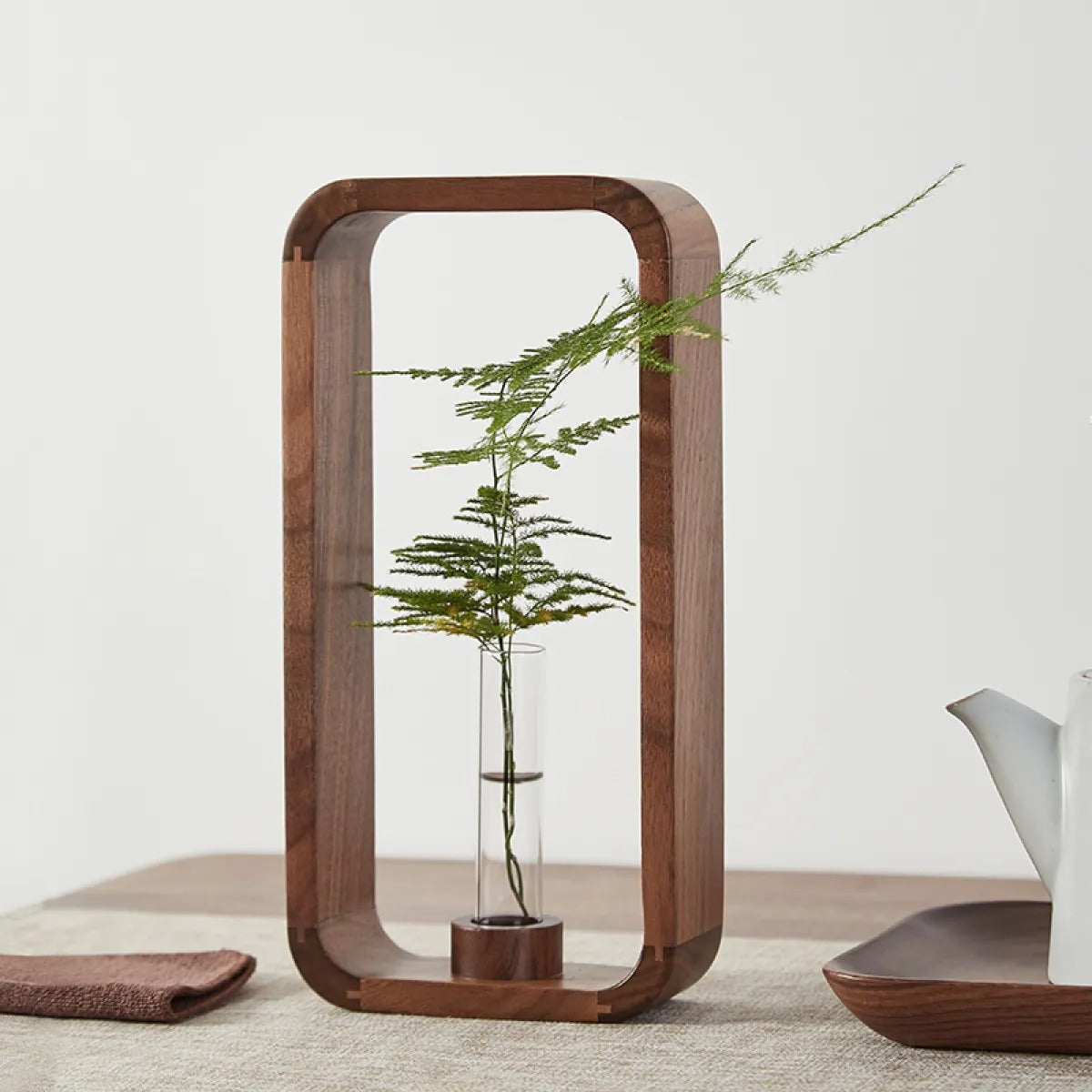 vaas met glasbuizen en houten frame voor stekjes