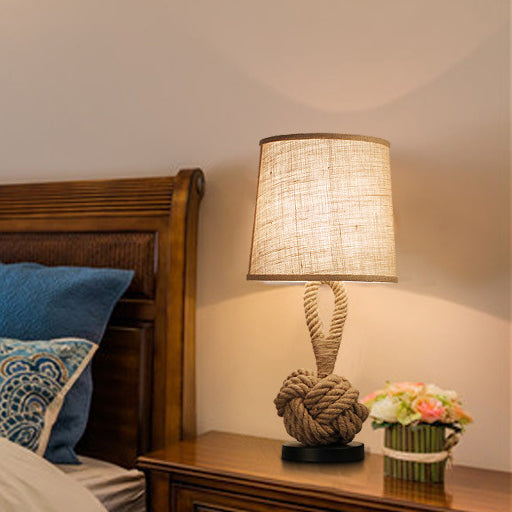 IJzeren tafellamp met decoratief henneptouw rond de voet