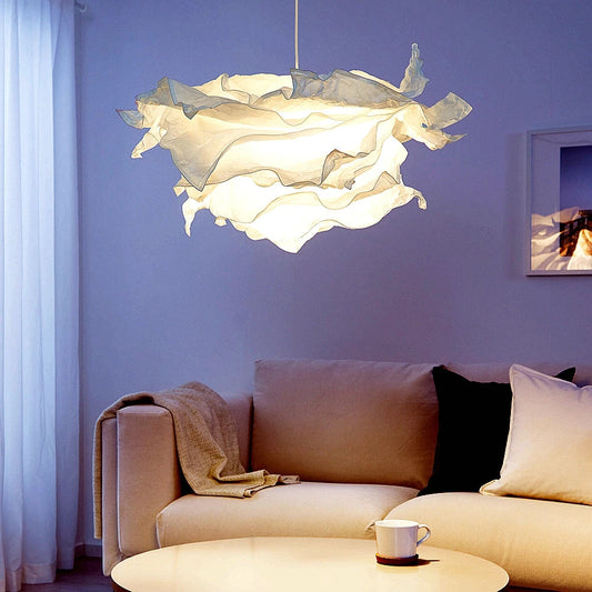 Papieren hanglamp in wolkvorm hangend aan het plafond in een lichte woonkamer