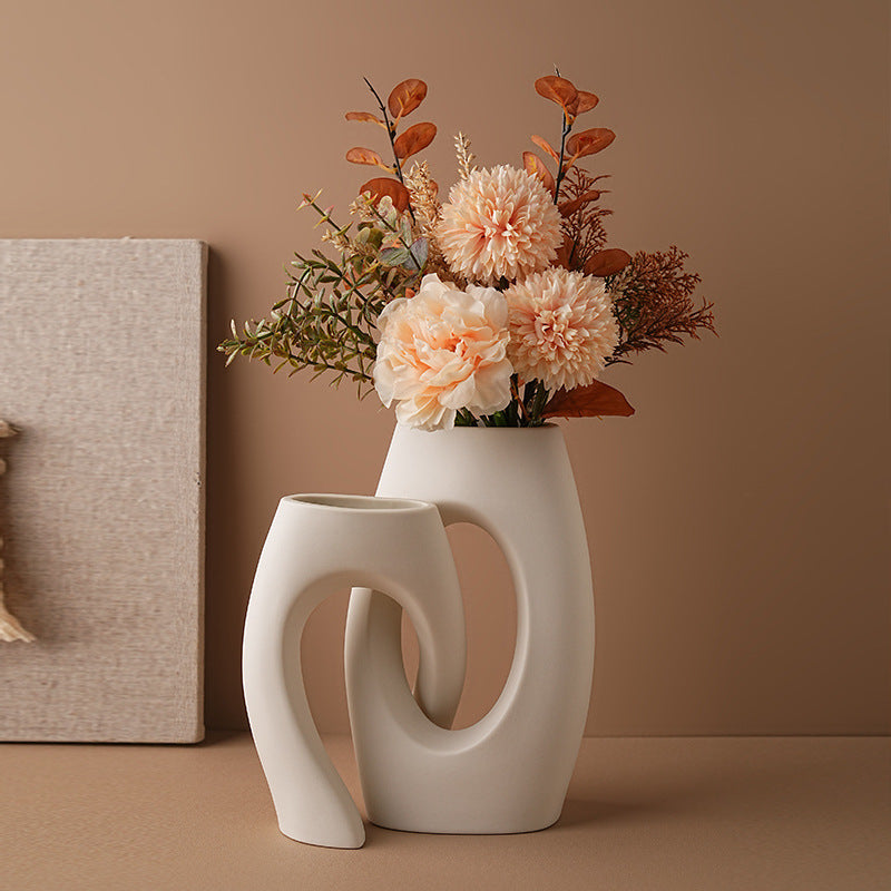 moderne keramische vaas met uitgesneden ontwerp – sculpturale vaas in wabi-sabi stijl
