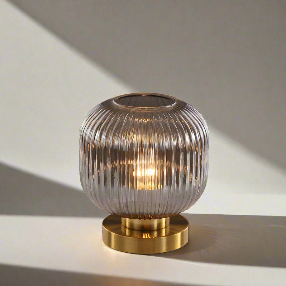 amberkleurige glazen tafellamp scandinavisch design
