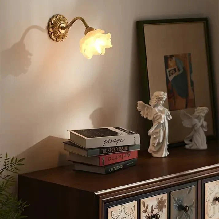 elegant vintage koperen bloemblad glazen wandlamp voor een warmere sfeer