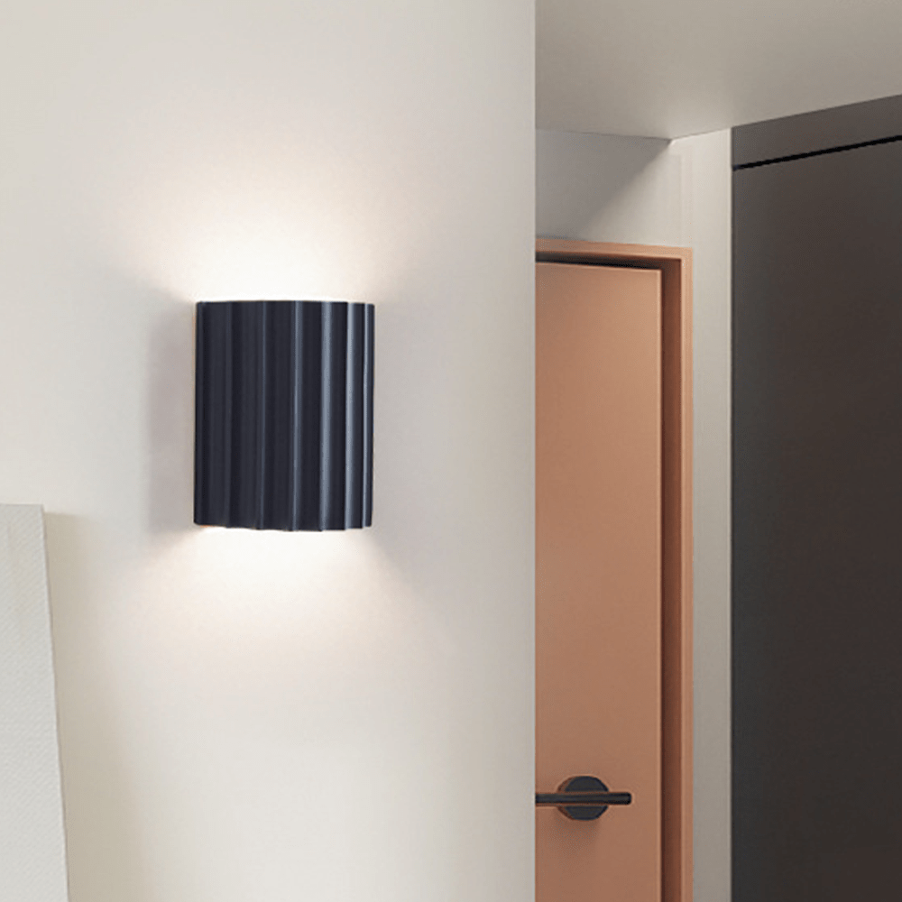 stijlvol halfrond wandlamp van hars voor een moderne woonkamer