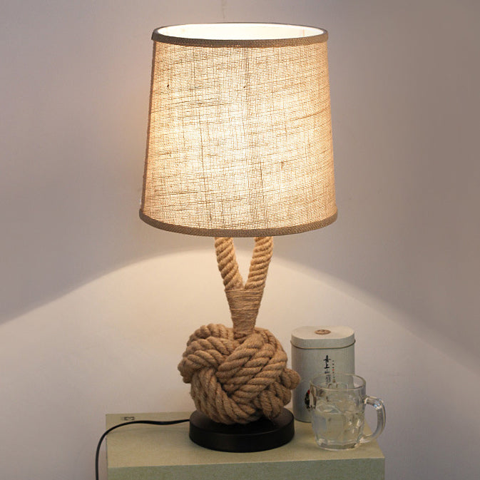 rustieke tafellamp naast bed of fauteuil als sfeerverlichting