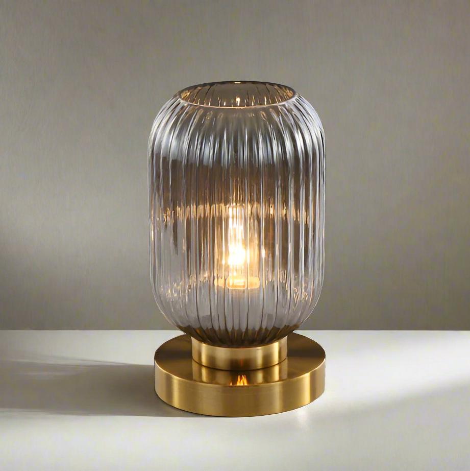 amberkleurige glazen tafellamp scandinavisch design