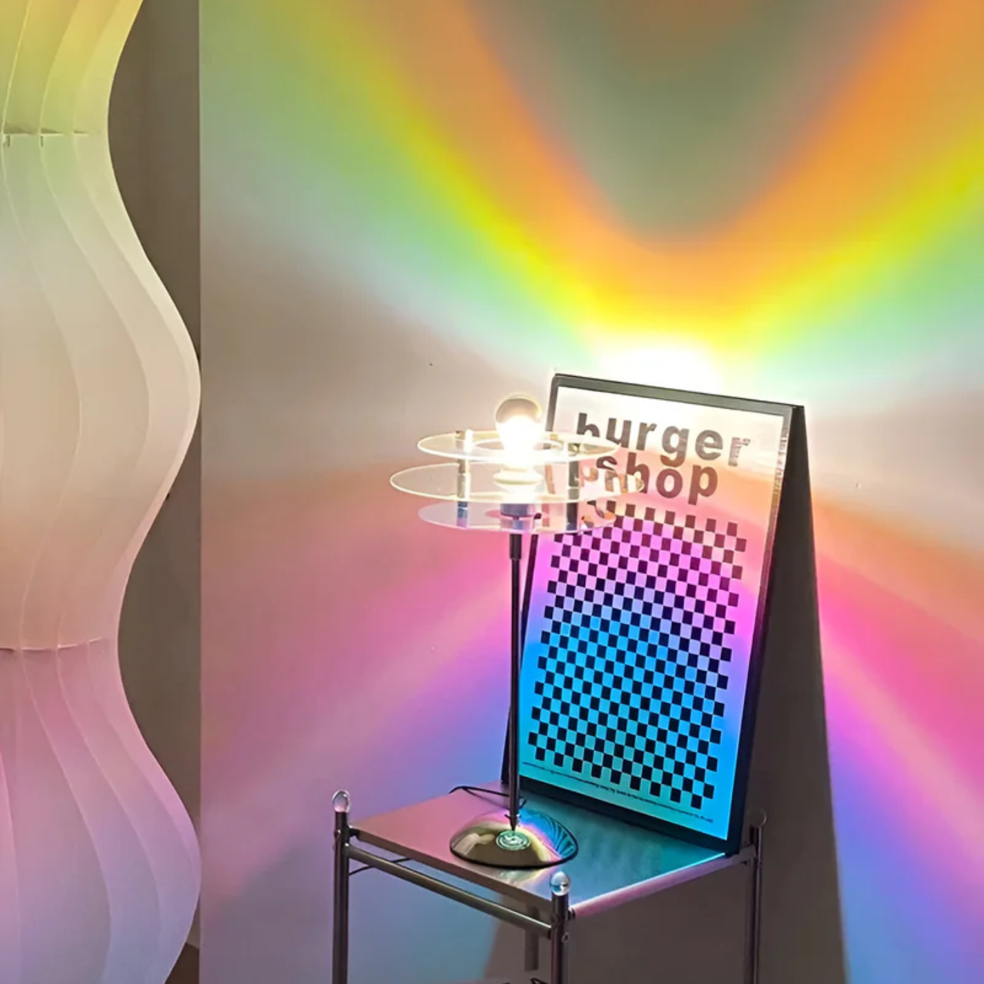Schijfvormige tafellamp als sfeervolle verlichting voor de woonkamer