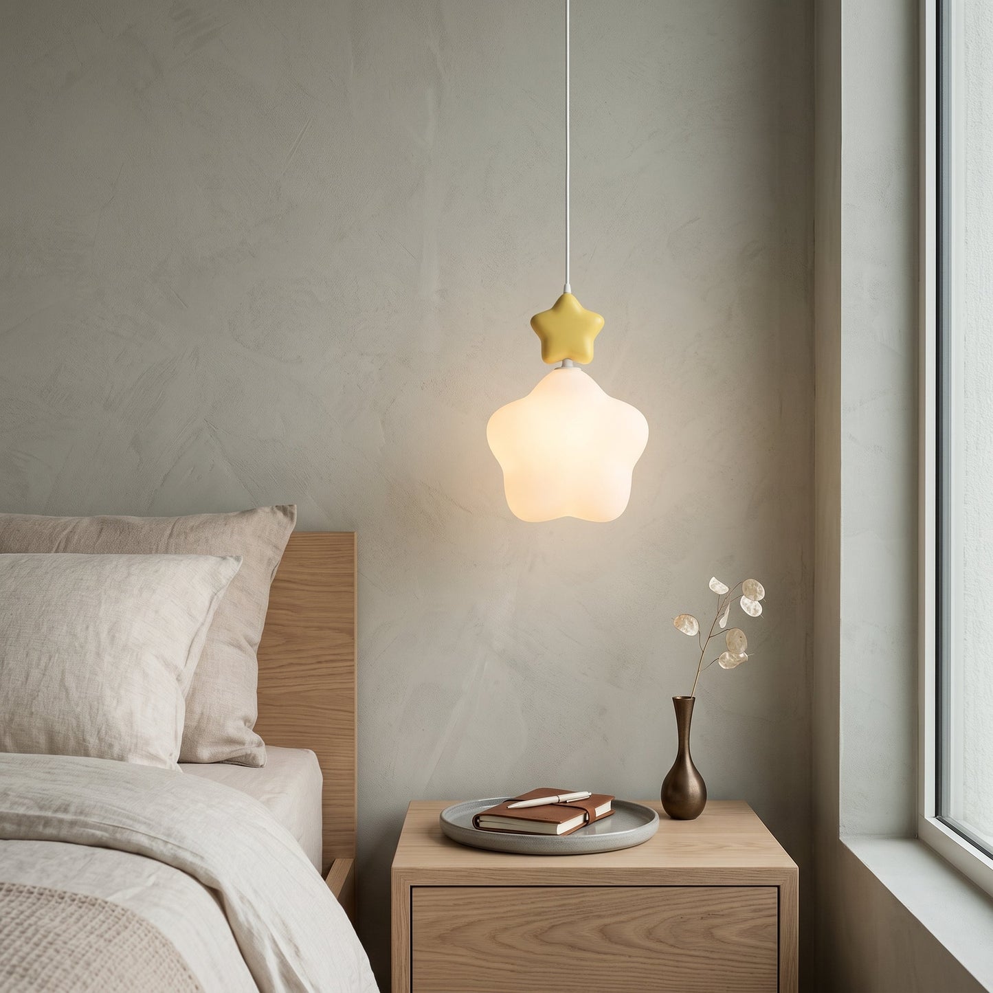 close-up van de hanglamp wolk met ster en zachte verlichting