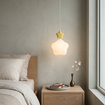 Close-up van de hanglamp wolk met ster en zachte verlichting