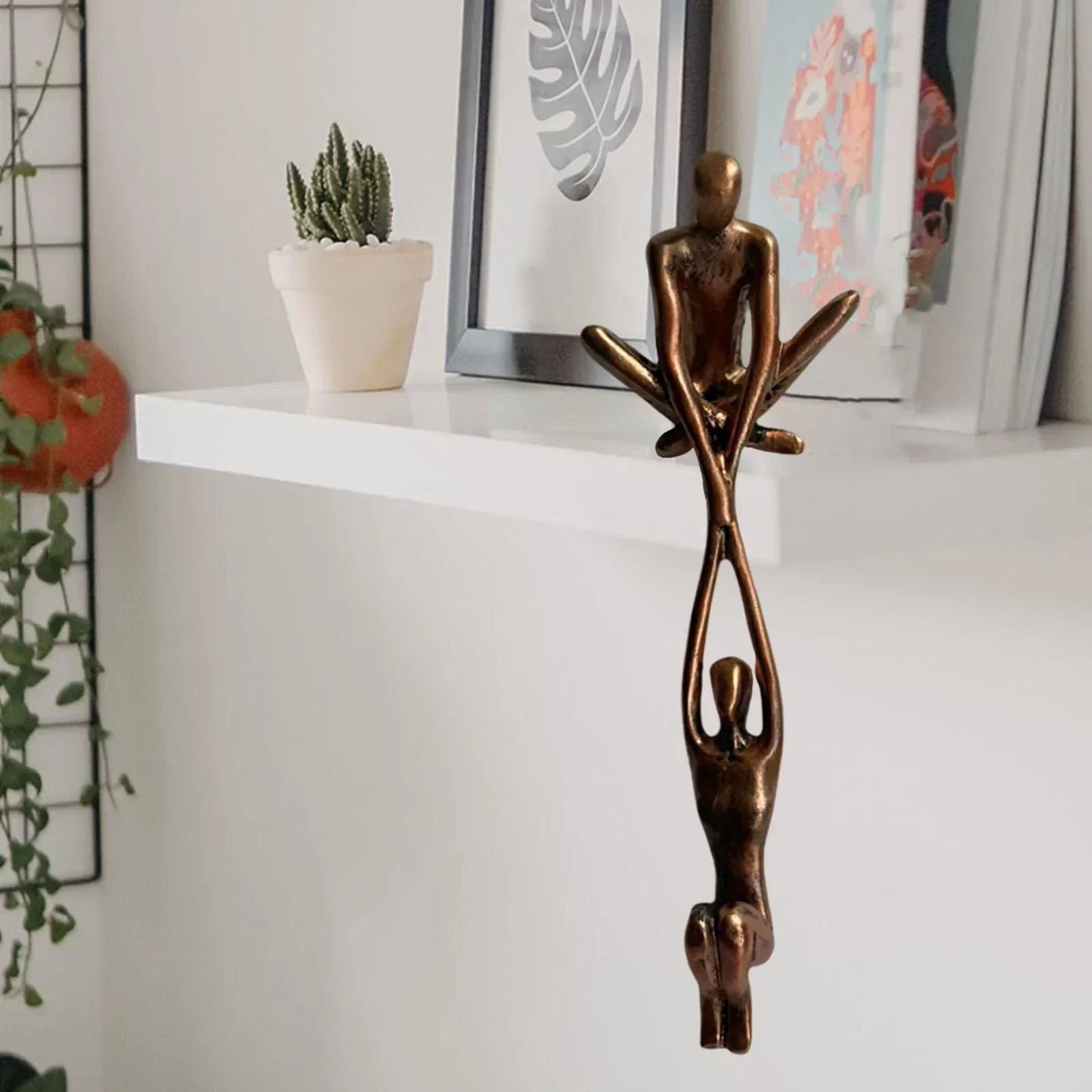 liefde en kracht beeldje op een tafel in de woonkamer