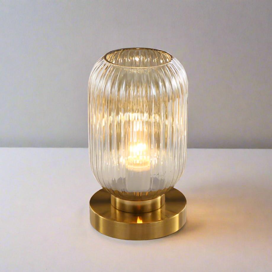amberkleurige glazen tafellamp scandinavisch design