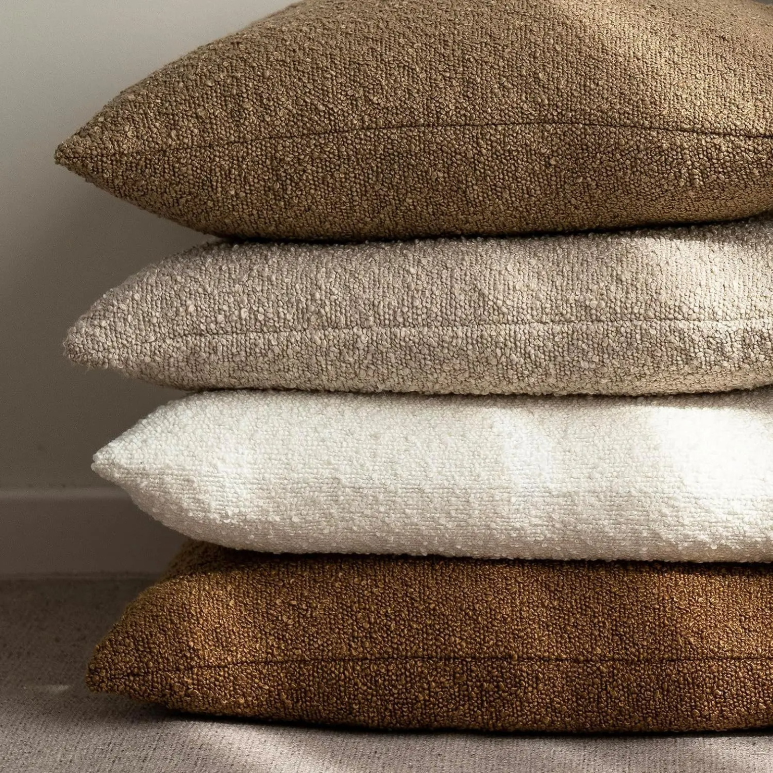 Sierkussenhoes van bouclé polyester in close-up met rijke, aaibare structuur