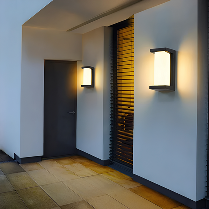Buitenwandlamp met sensor bij voordeur voor extra veiligheid en licht