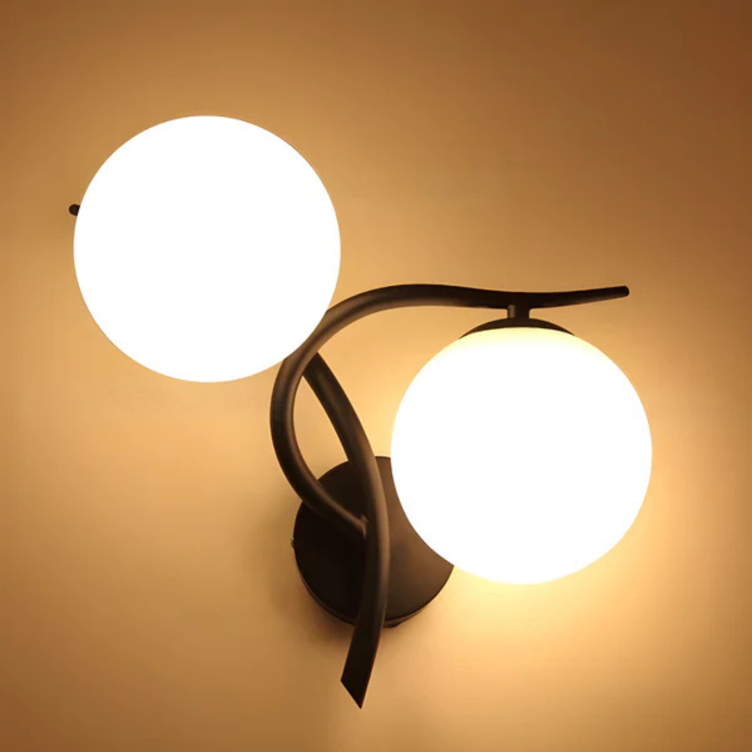 detail van de elegante afwerking van de wandlamp