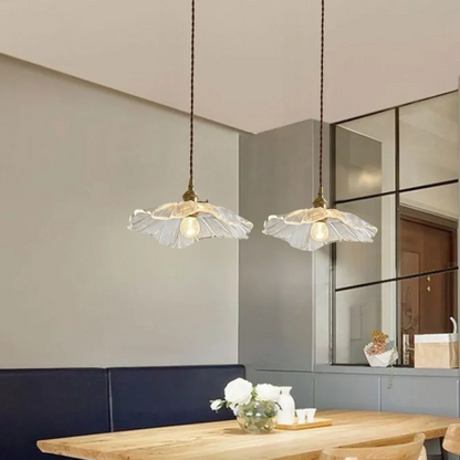 Hanglamp van glas met lotusvormig ontwerp