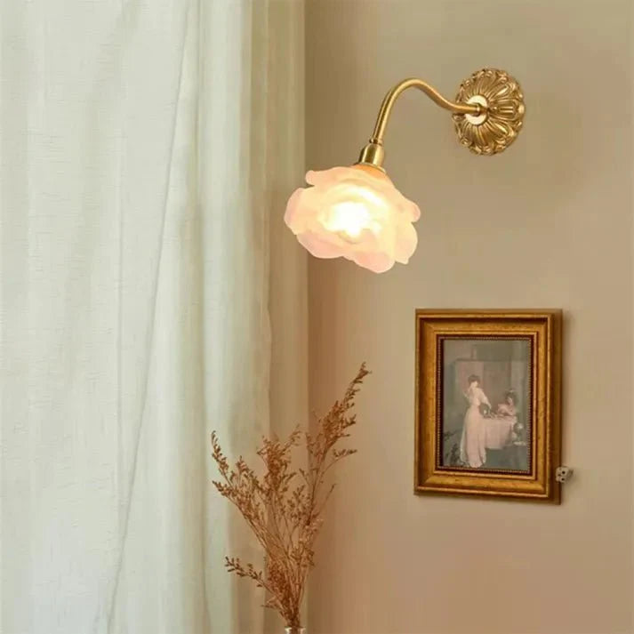 elegant vintage koperen bloemblad glazen wandlamp voor een warmere sfeer