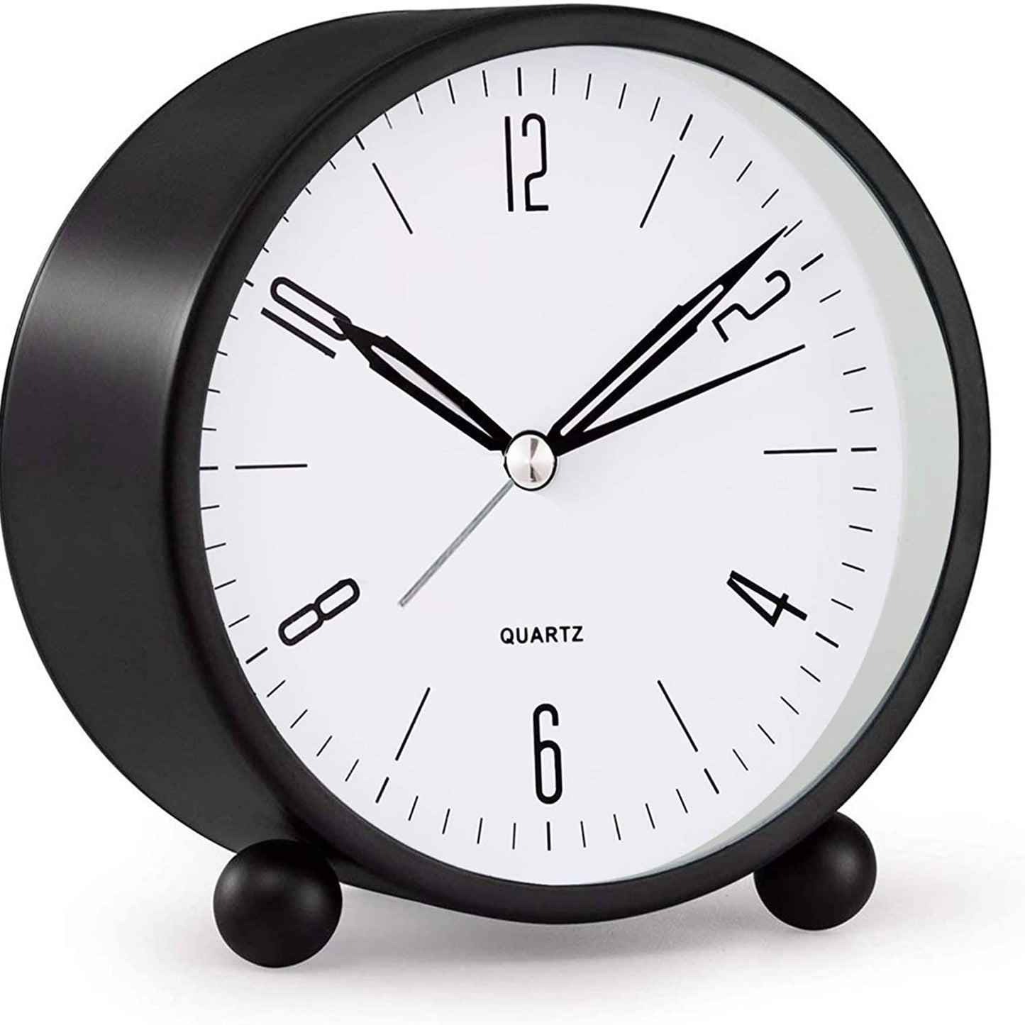 analoge stille wekker als decoratief item in een moderne woonruimte