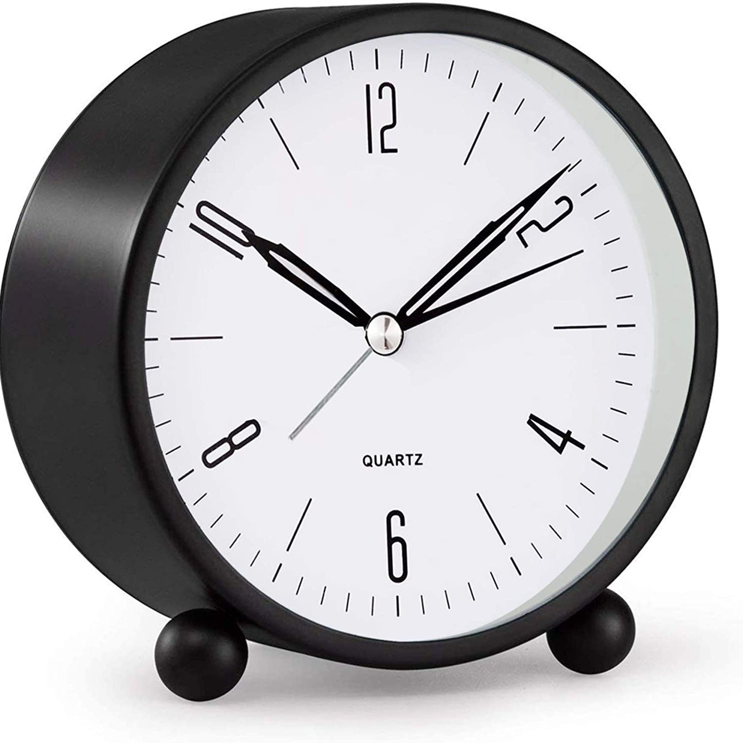 Analoge stille wekker als decoratief item in een moderne woonruimte