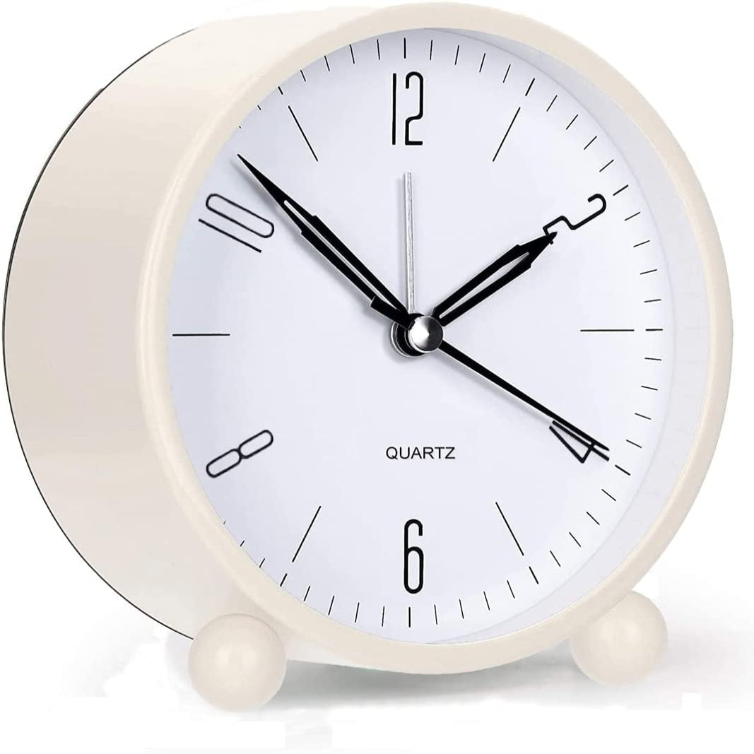 Analoge stille wekker op een nachtkastje in compacte uitvoering