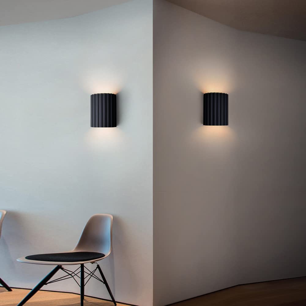 stijlvol halfrond wandlamp van hars voor een moderne woonkamer