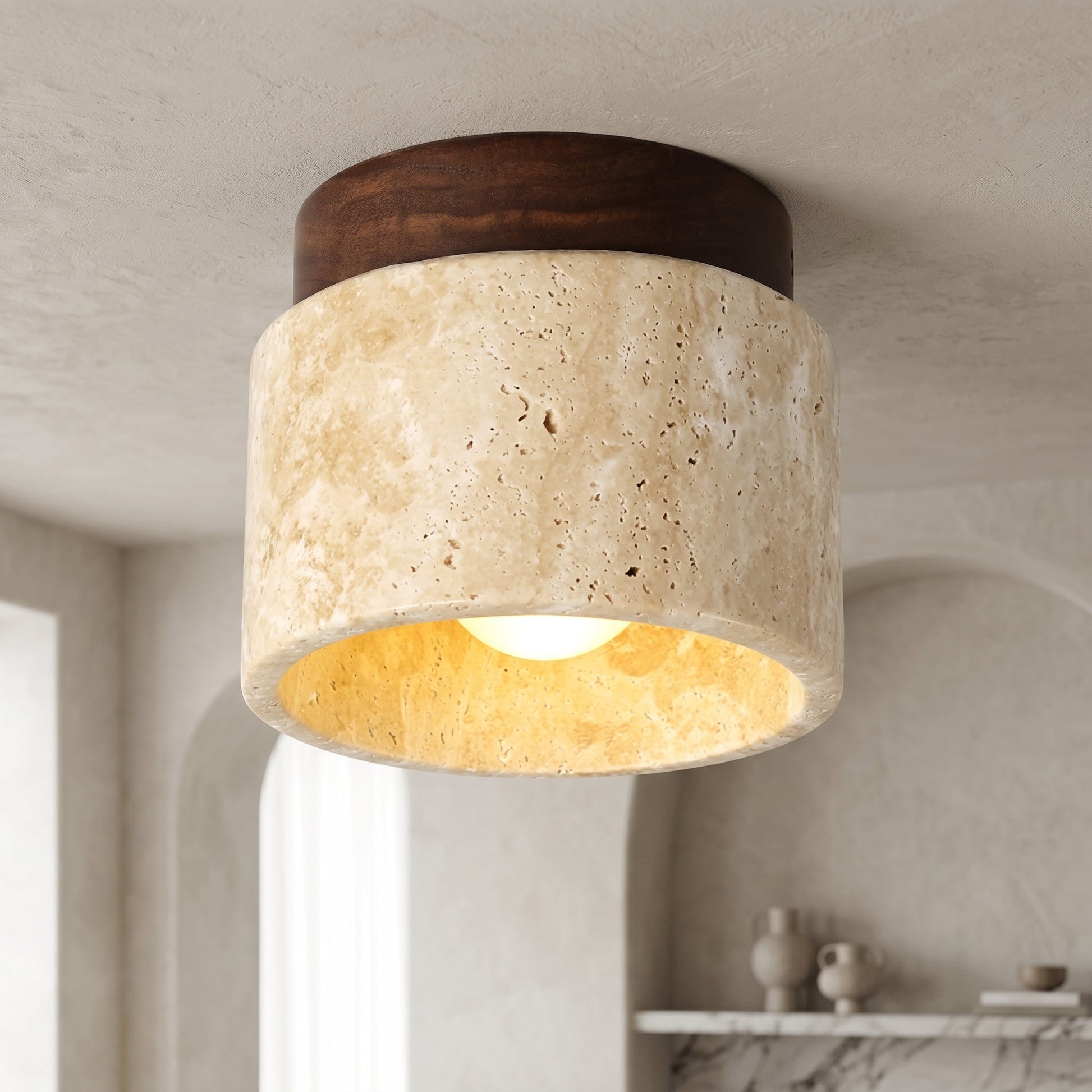 Zijaanzicht van de plafondlamp van gips en hout