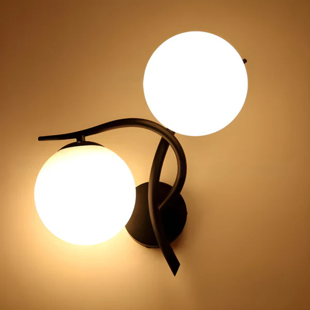 Minimalistische wandlamp als sfeerverlichting in de woonkamer