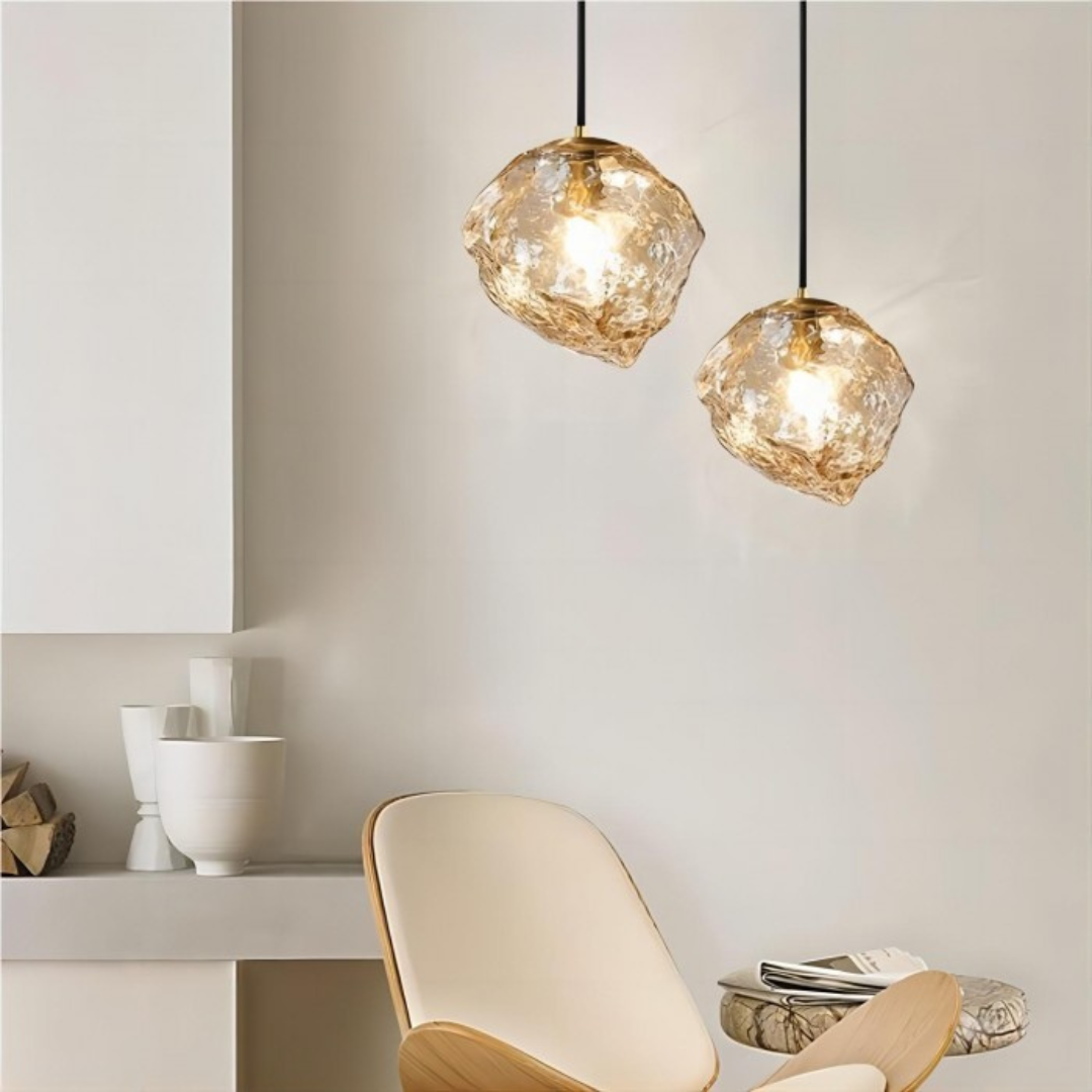 Glazen hanglamp met stijlvol ontwerp voor de eetkamer