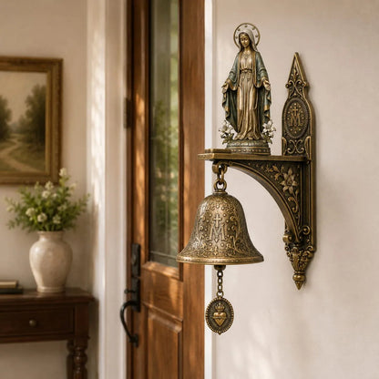 Wandbel met bronzen afwerking en decoratief reliëf in close-up