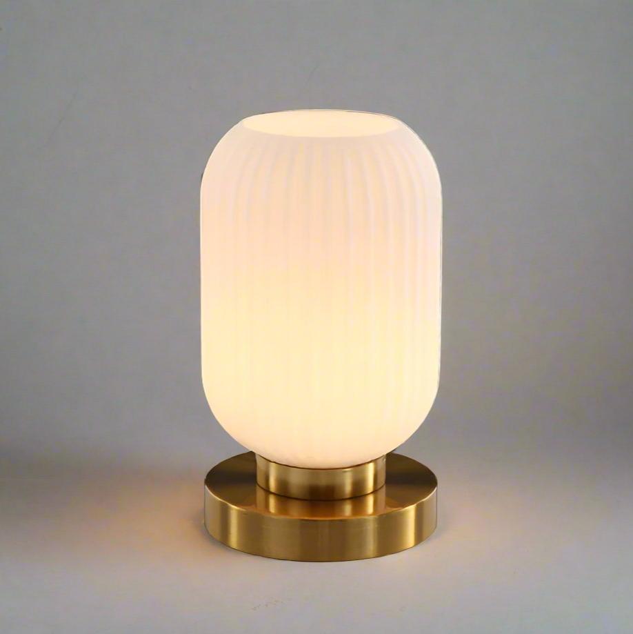 amberkleurige glazen tafellamp scandinavisch design
