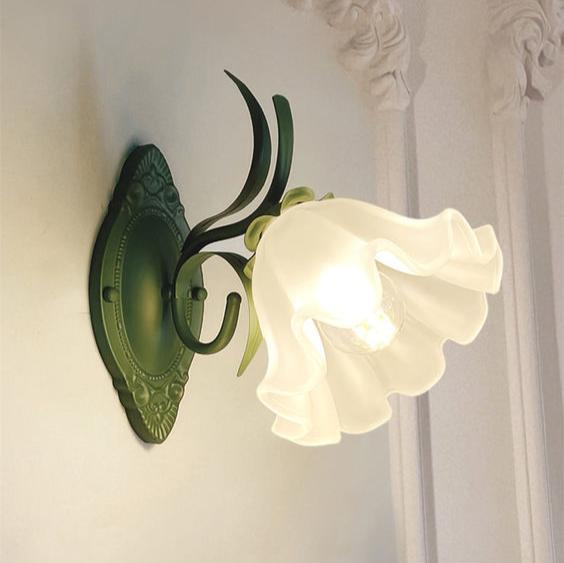 elegante lelietjes-van-dalen wandlamp voor een sfeervolle bloemenlook