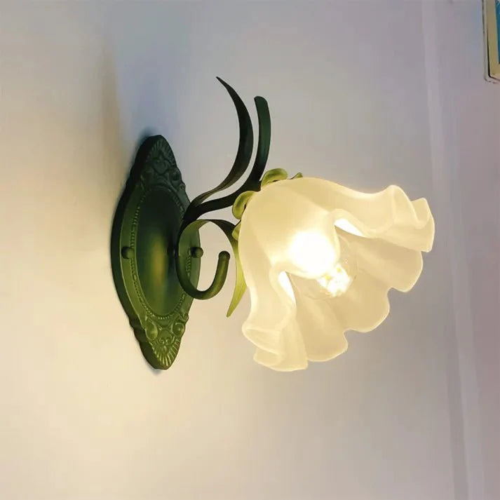 elegante lelietjes-van-dalen wandlamp voor een sfeervolle bloemenlook