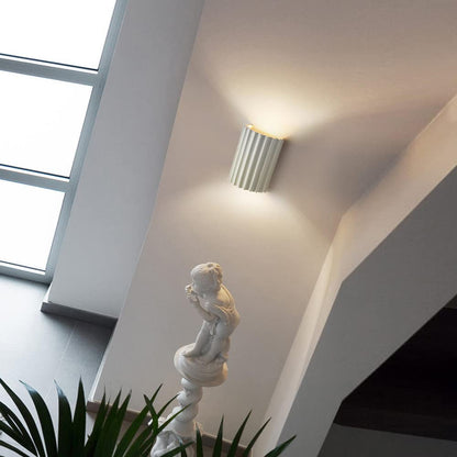 Stijlvol halfrond wandlamp van hars voor een moderne woonkamer