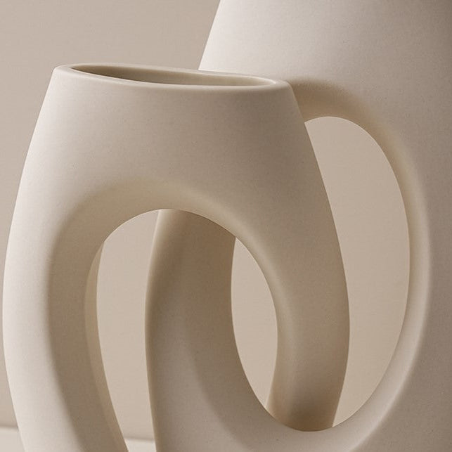 moderne keramische vaas met uitgesneden ontwerp – sculpturale vaas in wabi-sabi stijl
