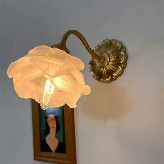 Elegant Vintage Koperen Bloemblad Glazen Wandlamp voor een Warmere Sfeer