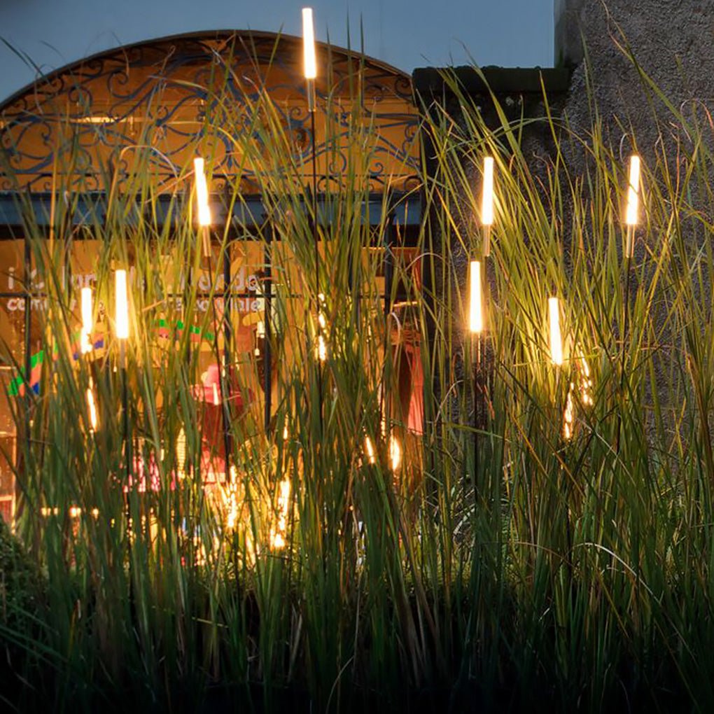 rietlook solar lamp als tuindecoratie langs een tuinpad