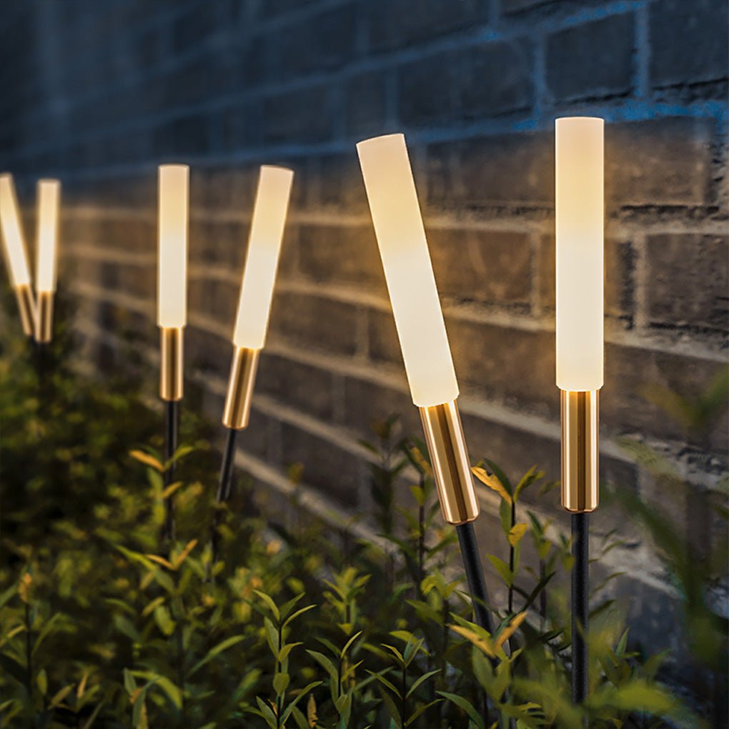 rietlook solar tuinlamp staand tussen planten met sfeervol licht