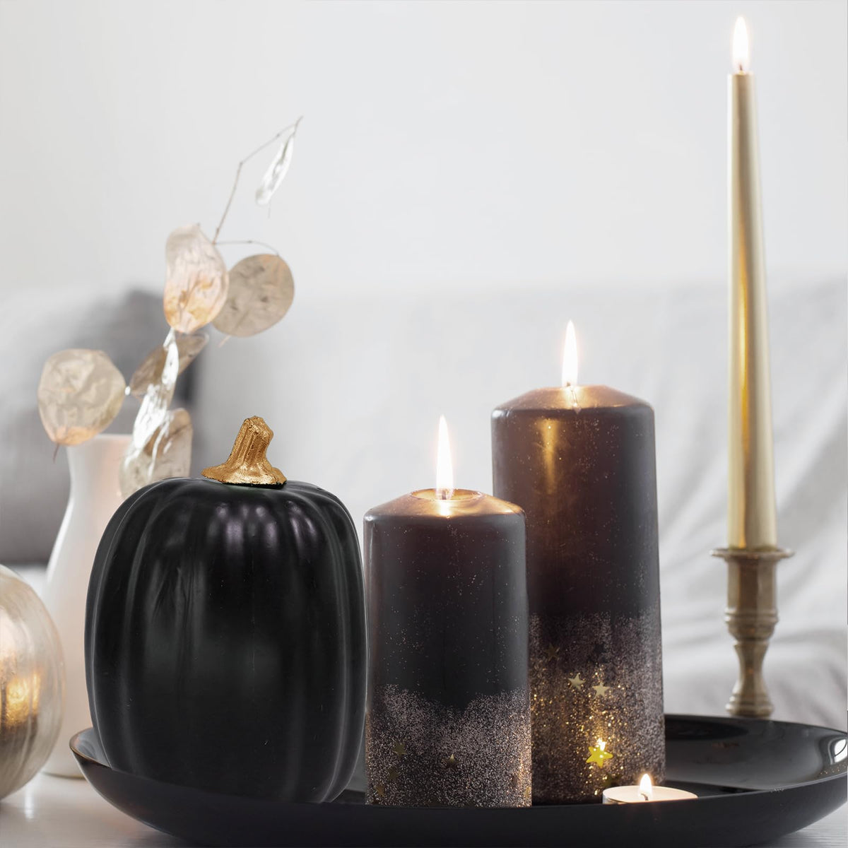 Decoratieve zwarte kunstpompoenen geschikt voor een herfsttafel