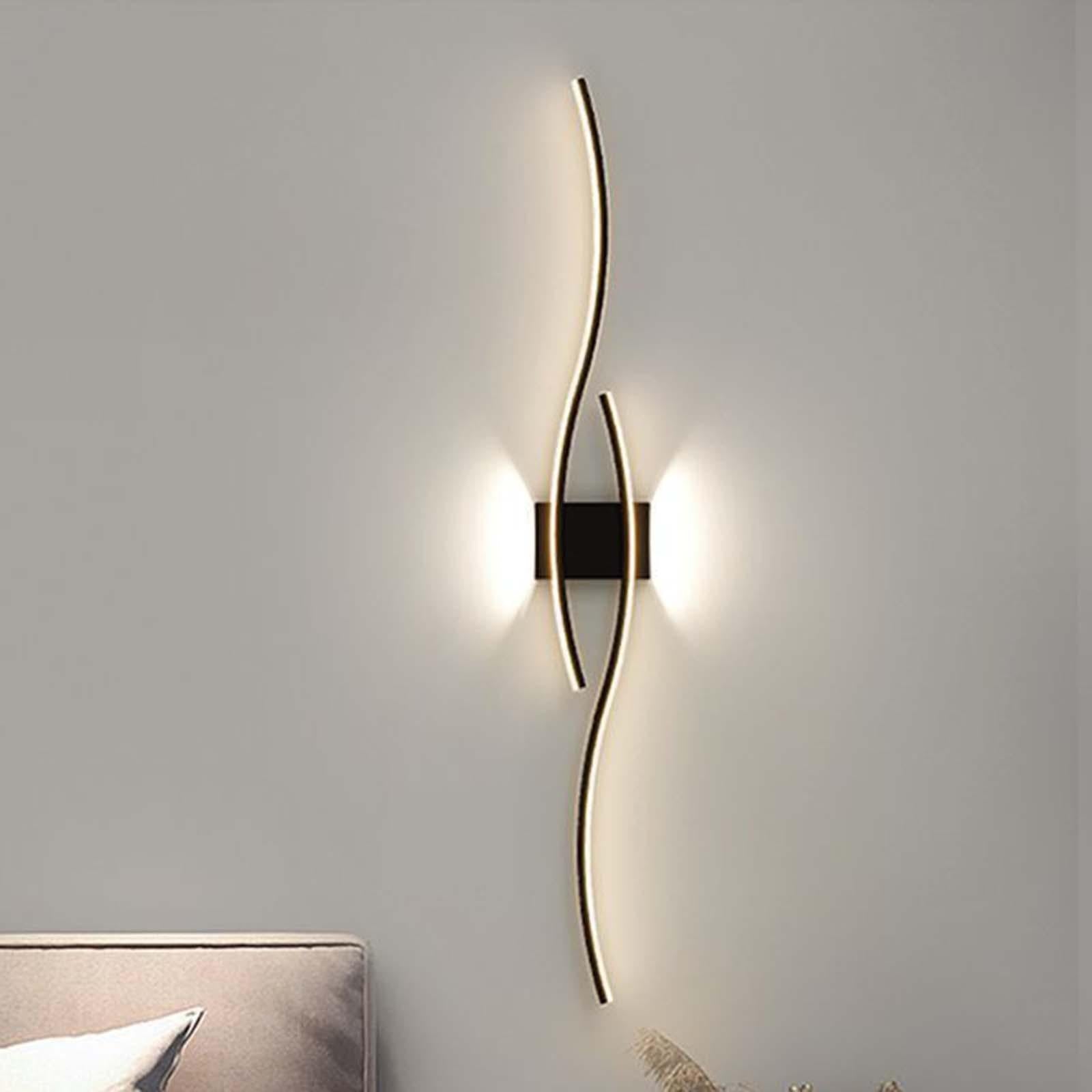 Zwarte wandlamp voor gelijkmatige verlichting rond de spiegel