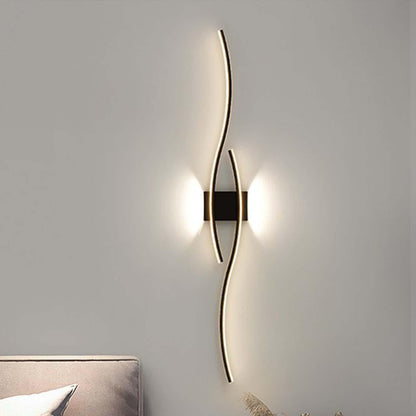 Zwarte wandlamp voor gelijkmatige verlichting rond de spiegel