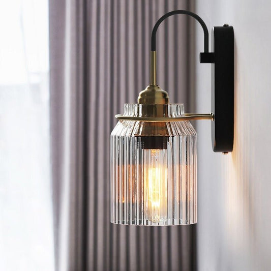 Oude stijl wandlamp met elegant geribbeld glazen kap