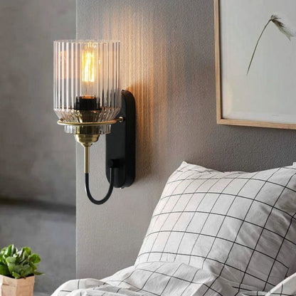 Oude stijl wandlamp met elegant geribbeld glazen kap