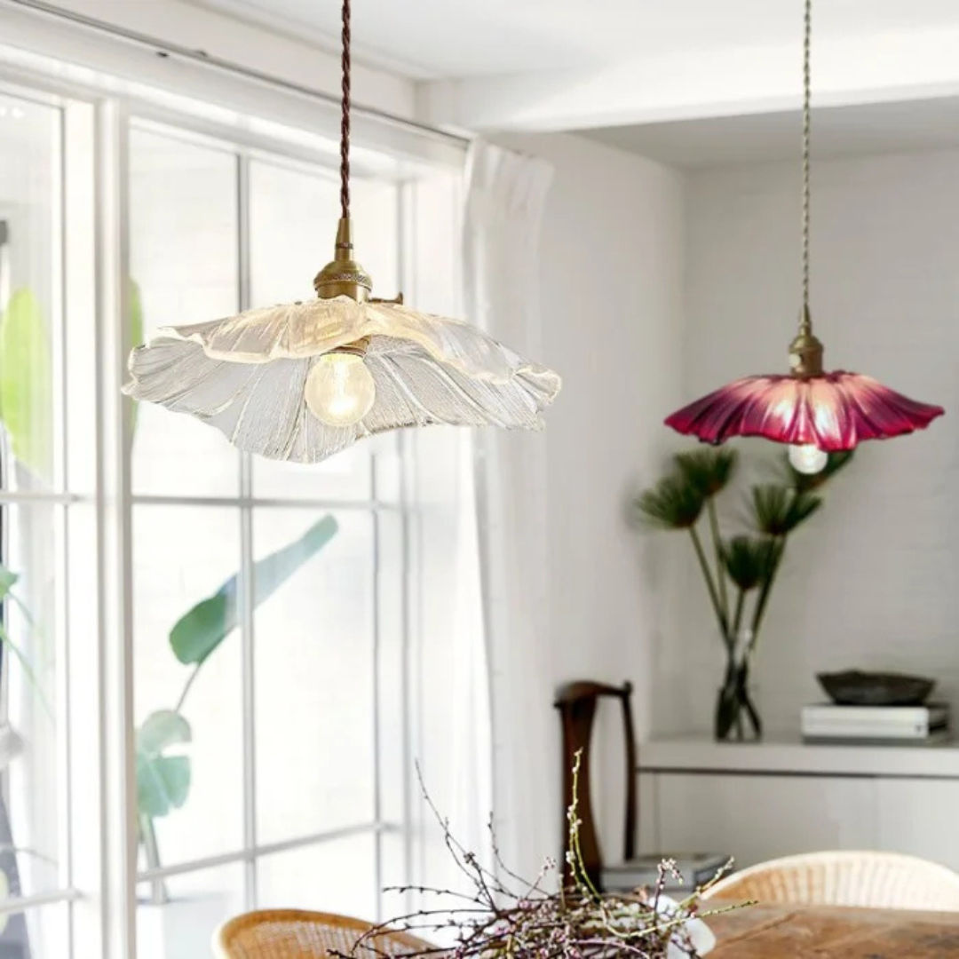 Detail van het lotusdesign op de glazen hanglamp