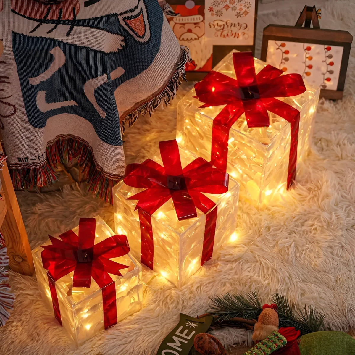 Drie transparante cadeaudozen naast elkaar met rode linten