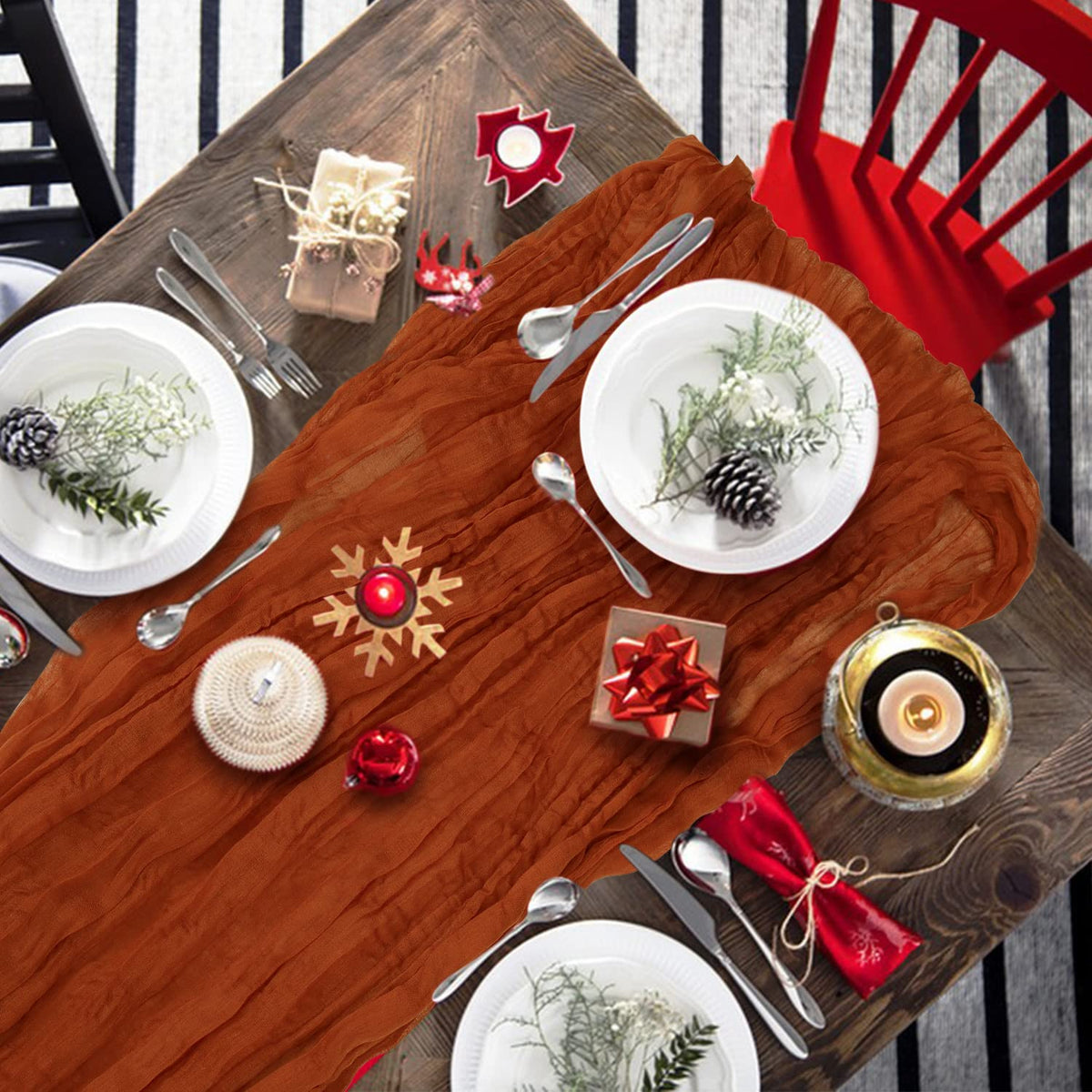 Terracotta tafelloper sfeervol gestyled met servies en bestek
