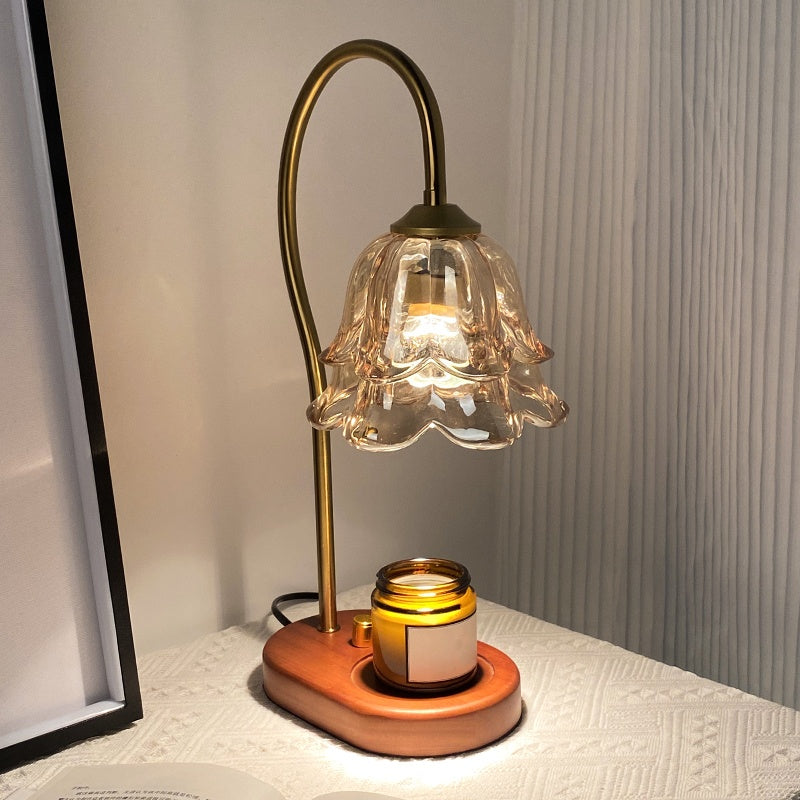 Tafellamp van hout en glas met warm sfeerlicht