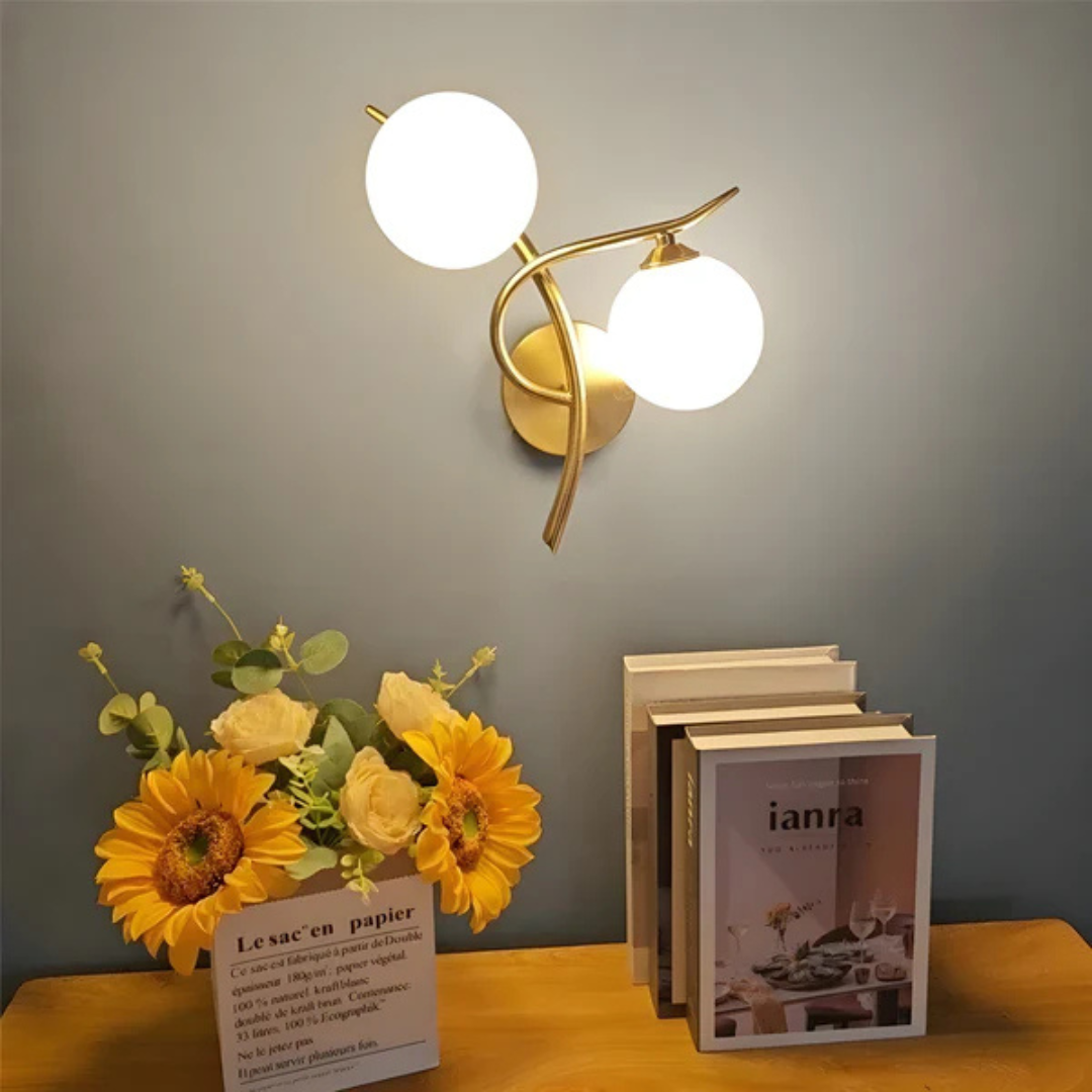 Moderne wandverlichting naast een bed in een slaapkamer