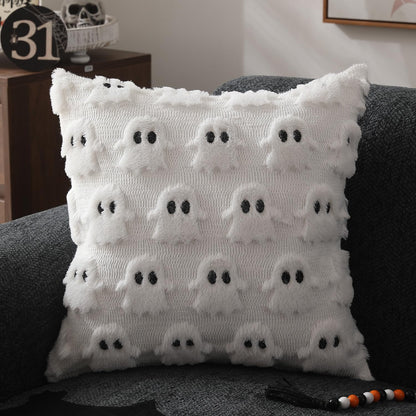 Witte sierkussenhoes met spookmotief op een bank