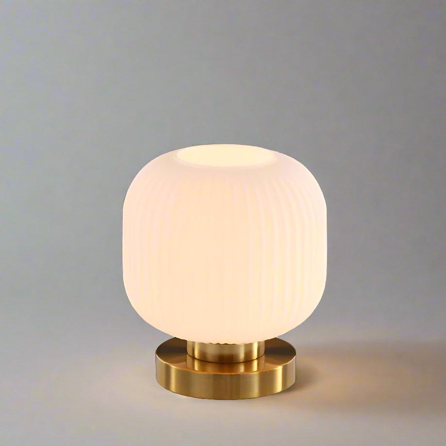 amberkleurige glazen tafellamp scandinavisch design