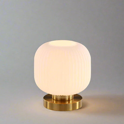 Amberkleurige glazen tafellamp Scandinavisch design