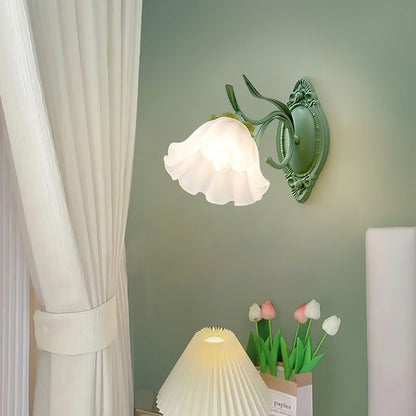 Elegante Lelietjes-van-Dalen Wandlamp voor een Sfeervolle Bloemenlook